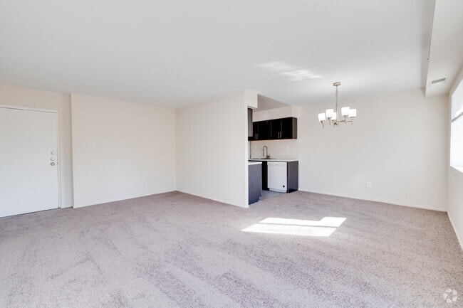 1BR, 1BA - 730SF - Living Room/Dining Room - Lindenwood North and West