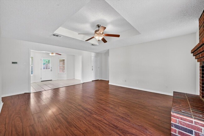 Foto del edificio - Spacious Denton Home with Dual Primary Suites & Oversized Lot!