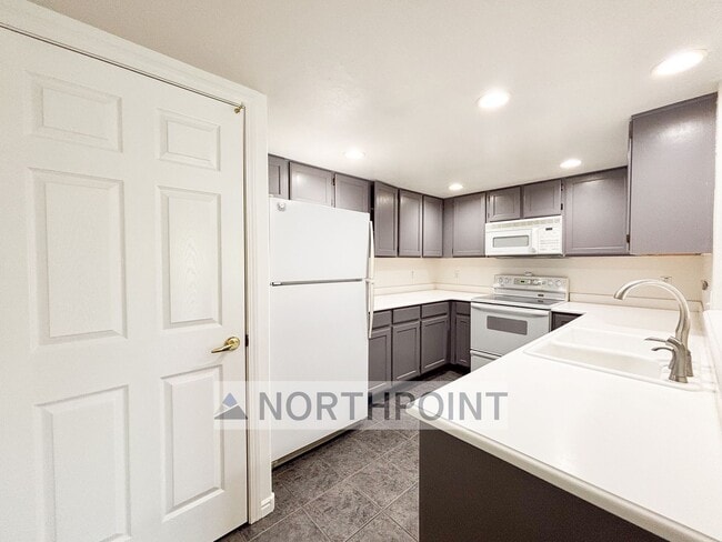 Foto del edificio - 3BR w/ Top-Floor Privacy near Jordan River Parkway Trail
