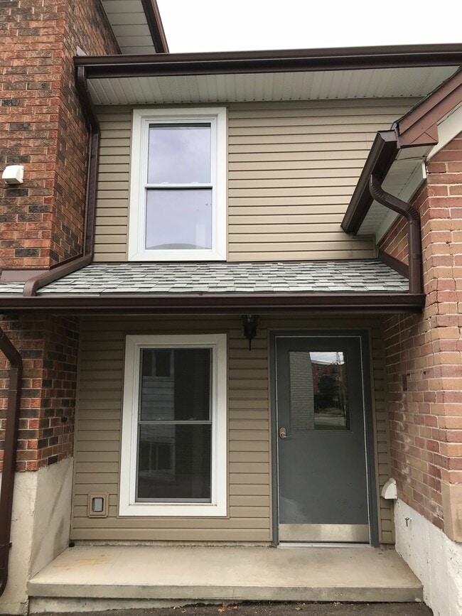 Building Photo - 379-379 Erb St. W