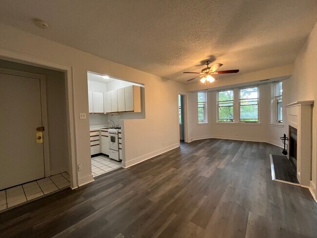 Foto del edificio - 3727 N Pine Grove Ave