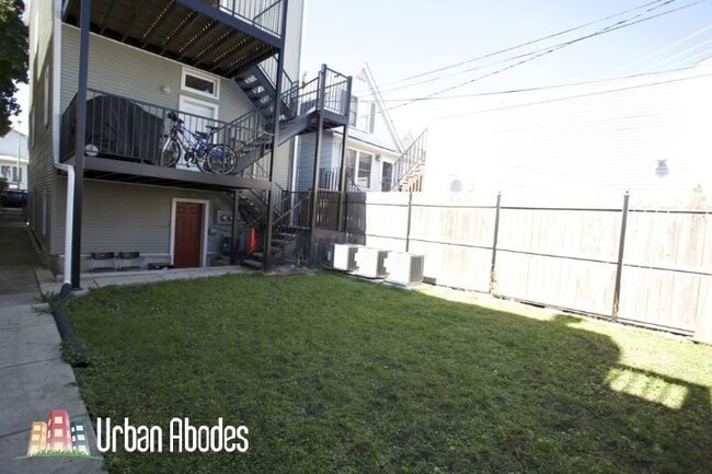 Building Photo - 3023 N Oakley Ave