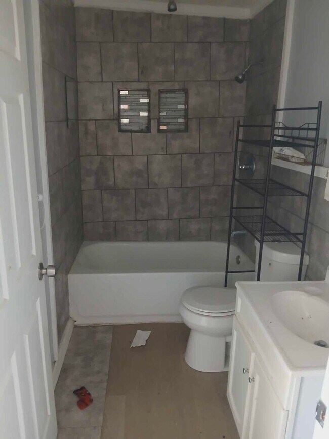 Foto del edificio - HILLSBORO - Ranch Style Home with Covered Front Porch - $750 MONTH / $999 DOWN