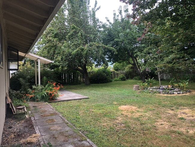Building Photo - 1164 Madrone Way