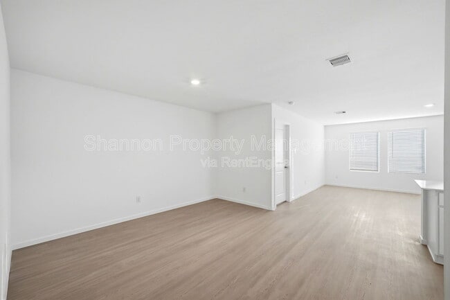 Foto del edificio - 25585 Rose Creek Dr