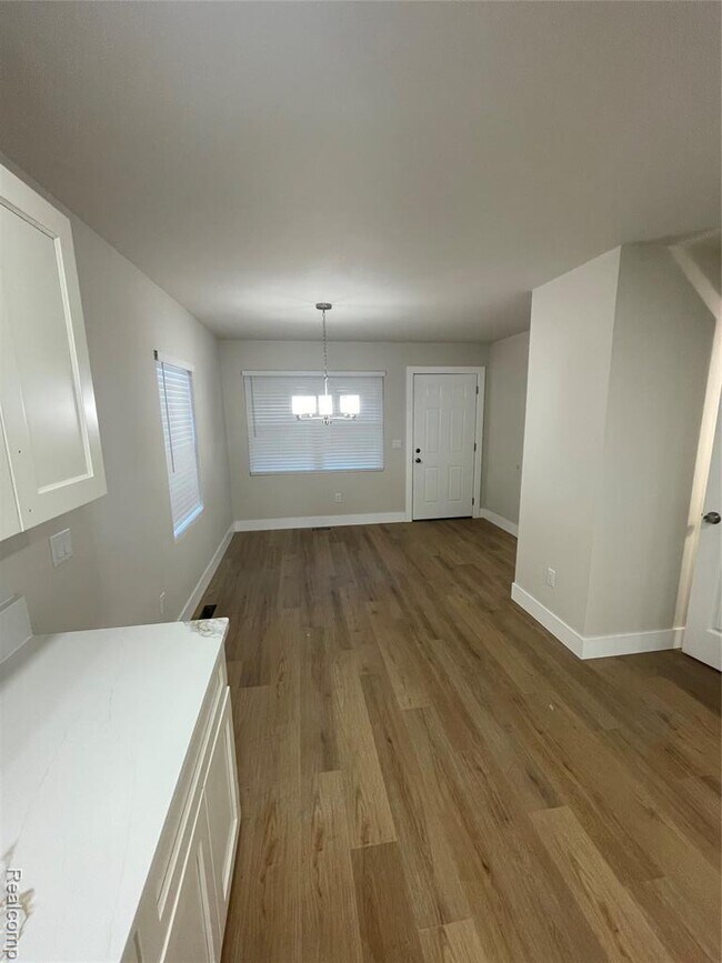 Foto del edificio - 4654 Dickerson Ave