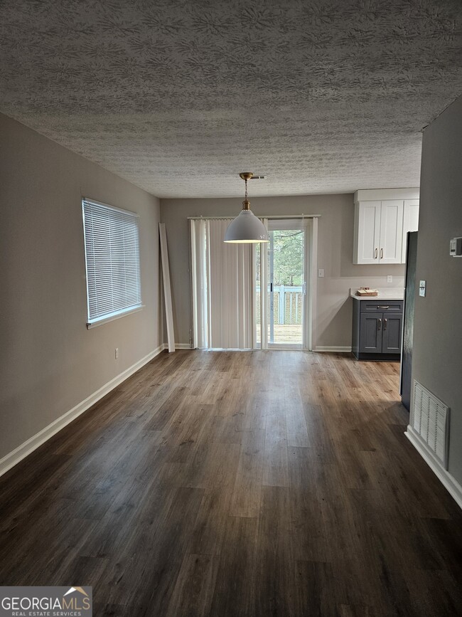 Building Photo - 135 Rose Ct