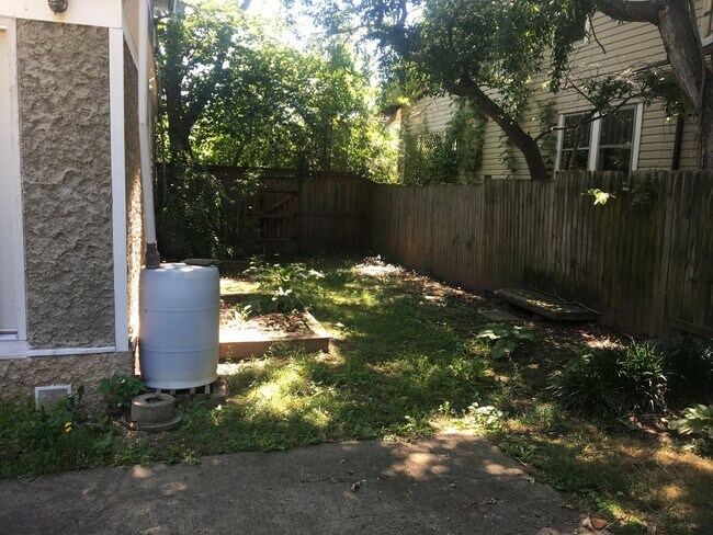 Building Photo - Super Convenient to Downtown, 2 Bedroom/1 ...