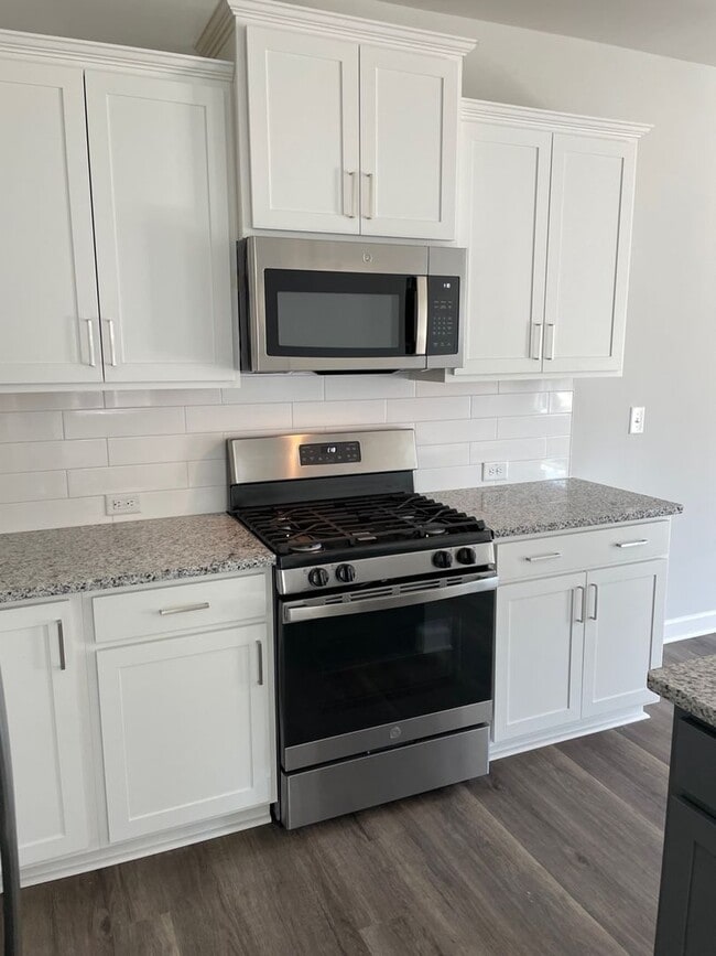 Building Photo - Beautiful Townhome in Downtown Wake Forest