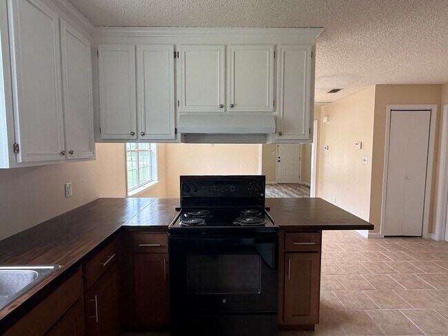 Foto del edificio - 3BR/2BA Single-Family Home with Versatile Bonus Room & No Carpet!