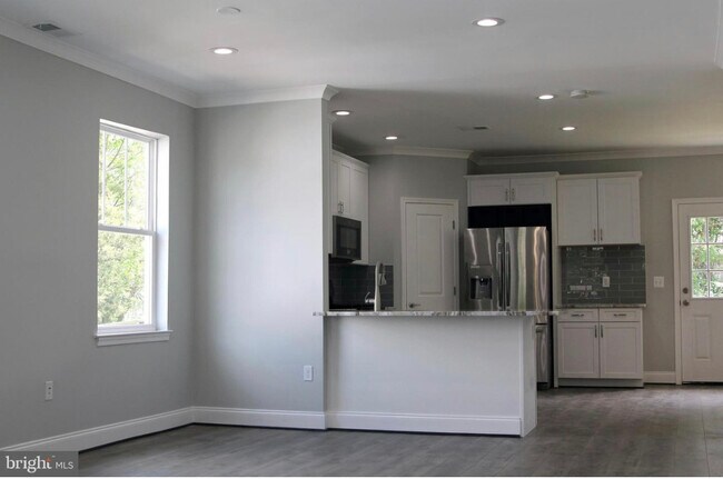 Foto del edificio - 3711 Tilden St