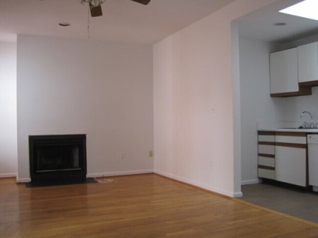 Foto del edificio - Two-Level Kalorama Condo with Washer/Dryer...
