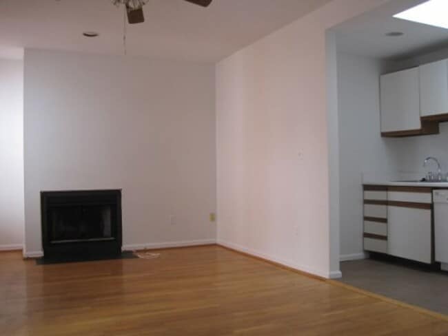 Building Photo - Two-Level Kalorama Condo with Washer/Dryer...