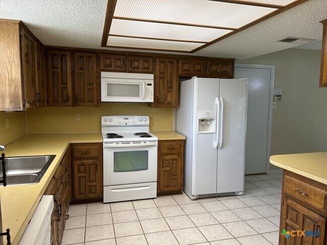 Building Photo - 700 Cedar Oaks Ln