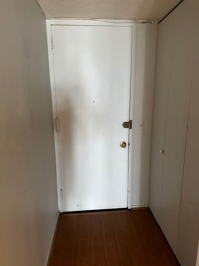 Building Photo - Sunny Studio with Lakeside Views