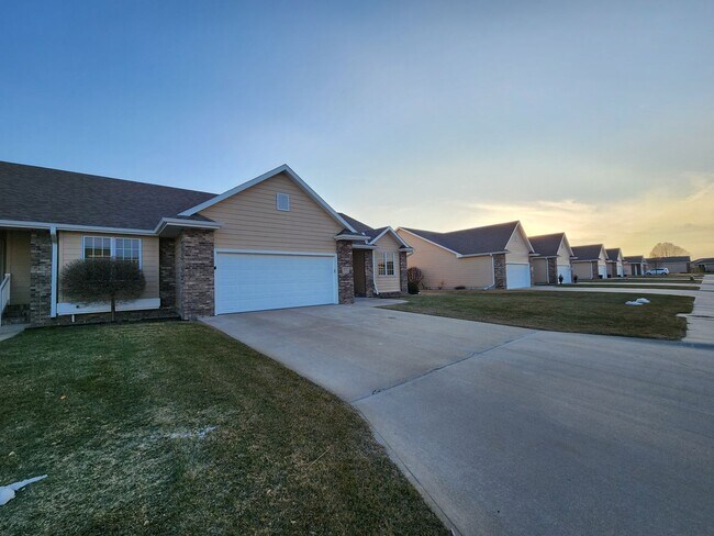 Foto del edificio - 4021 Sandalwood Drive