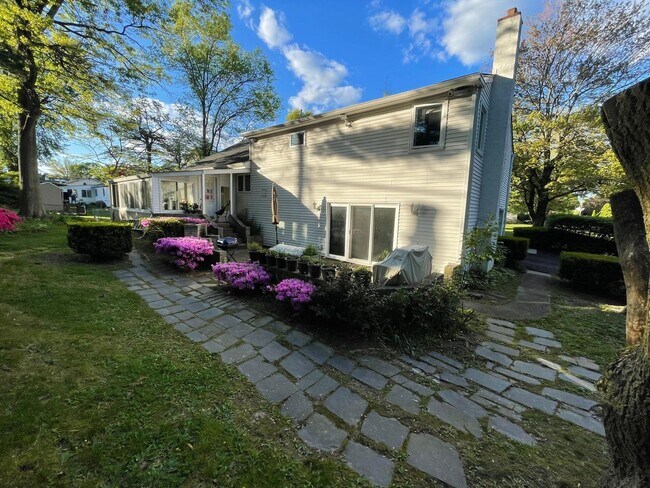 Foto del edificio - 354 Andrew Rd