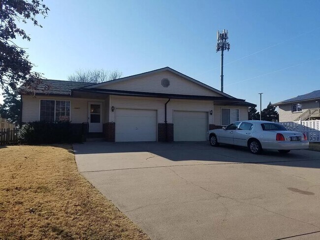 Building Photo - 10321 W Squaw Ln