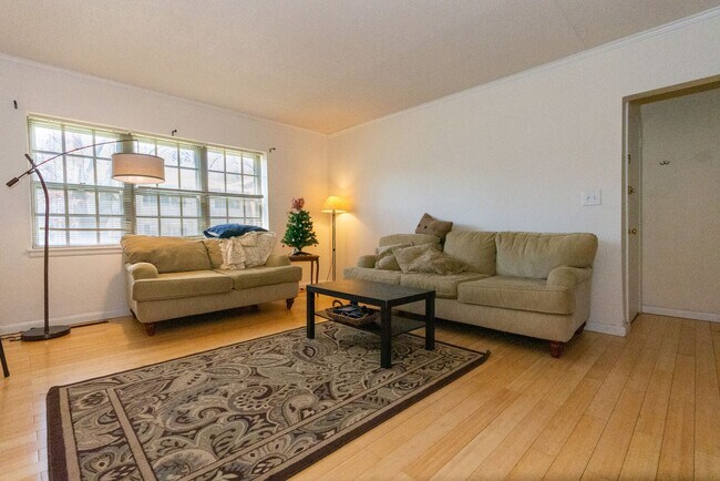 Building Photo - Brighton 3 Bed – Heat & Hot Water Included – 2 Parking Spots – No Fee