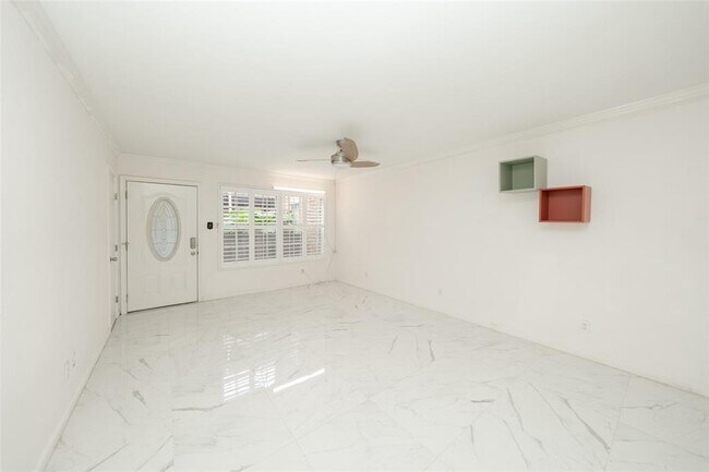 Building Photo - 5550 N Braeswood Blvd