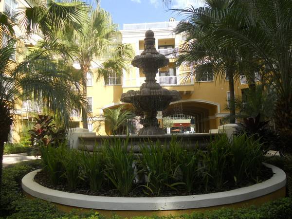 Foto del edificio - Beautiful large studio, private balcony overlooking pool!