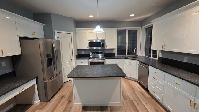 Foto del edificio - Spacious, Updated Puyallup Home with 3-Car Garage & Large Trex Deck!