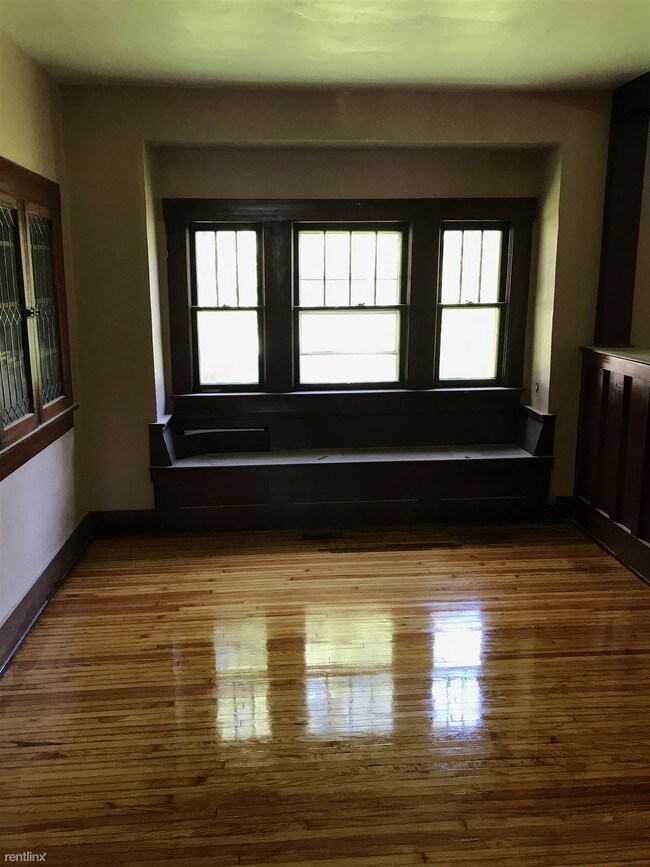 Building Photo - 3 br, 1 bath House - 323 N Summit St