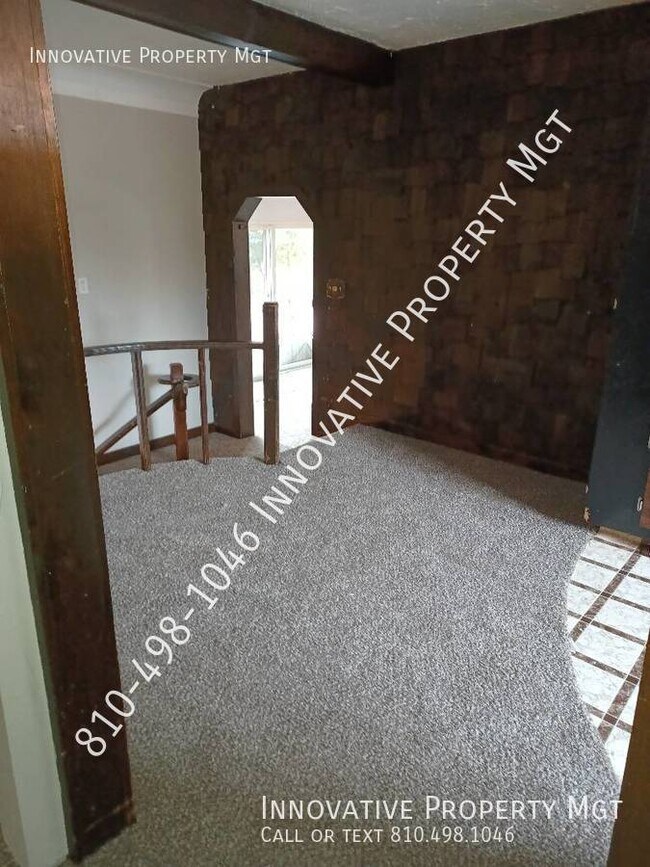 Building Photo - Spacious 3 bedroom with huge yard!  With r...