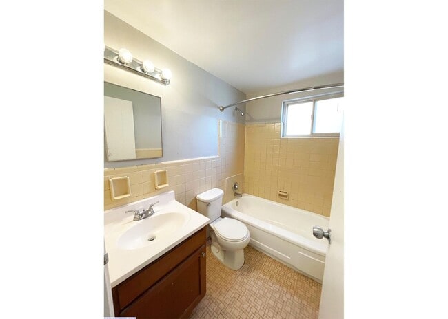 Building Photo - 566 Lowell Ave