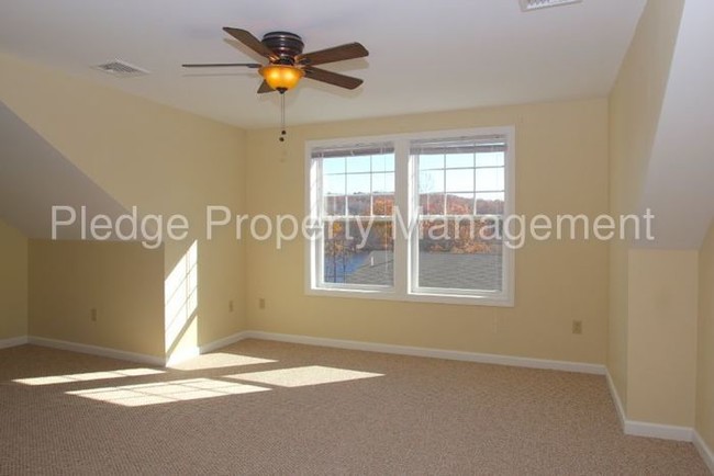 Building Photo - 202 River View Ln