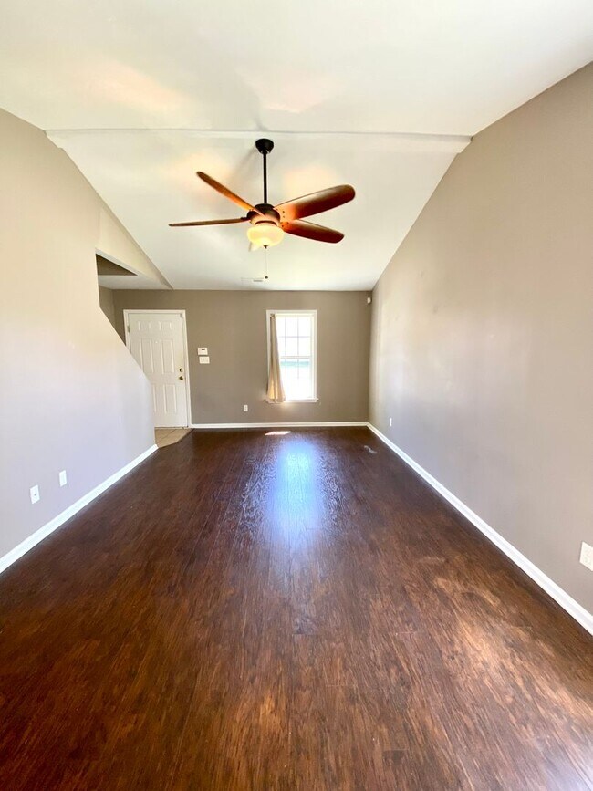 Foto del edificio - 3 bedroom 3 FULL bath Townhouse!!