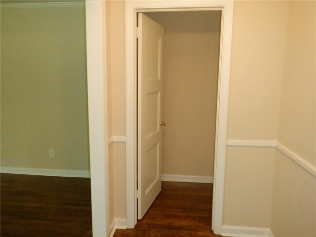Foto del edificio - 3411 Hazelwood Dr SW