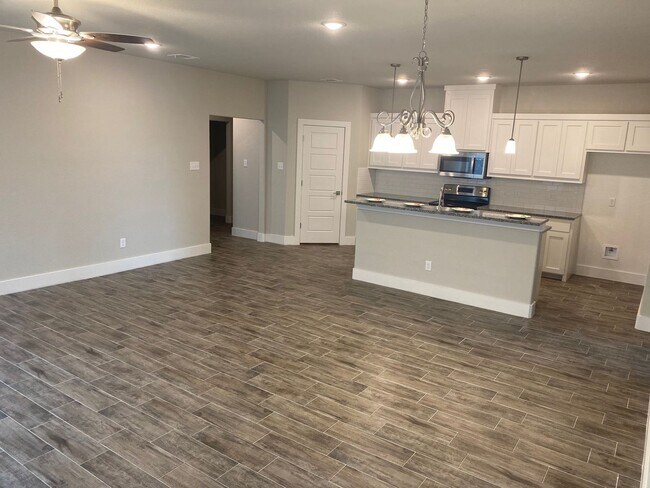 Building Photo - 3/2/2 Gorgeous Custom Features - GODLEY ISD