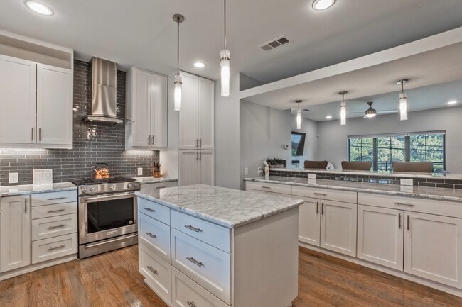 Building Photo - Stylish 2BR/2.5BA Townhome in Prime East Dallas – Attached Garage, Unbeatable Location