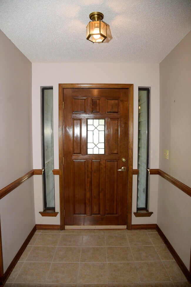 Building Photo - 1129 Troon Dr E