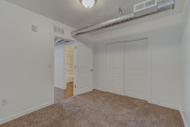 Building Photo - 419 E 200 S