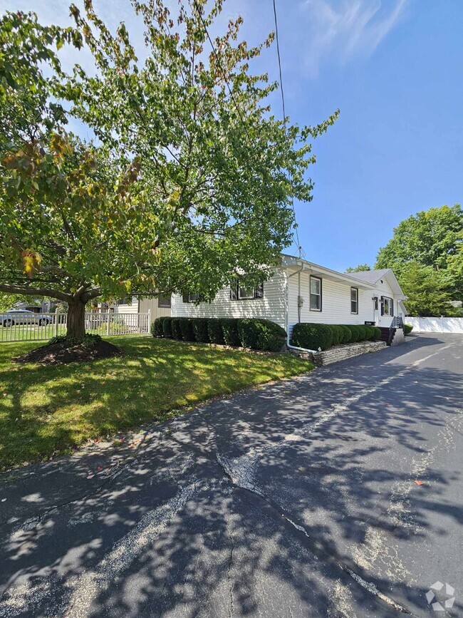 Building Photo - 302 Merrill Ave
