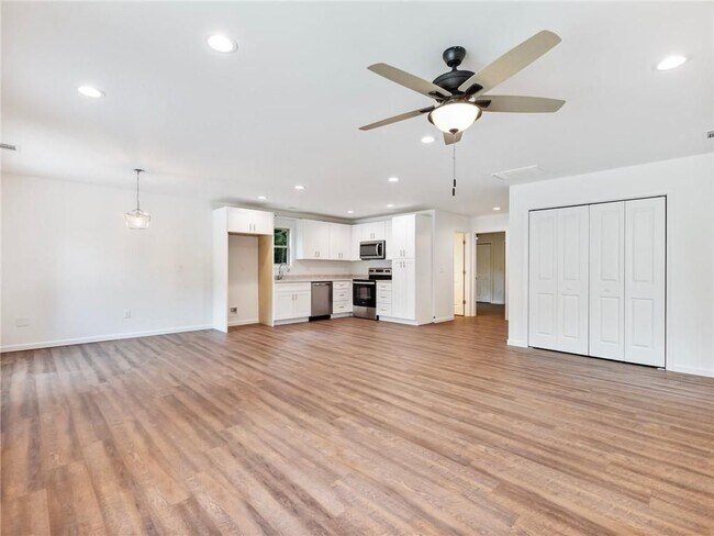 Foto del edificio - 8083 Beachwood Dr