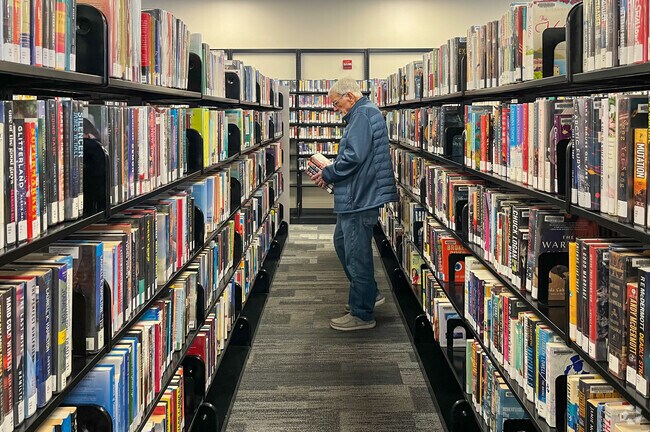 Lake Apopka residents can enjoy the local Orange County Public Library.