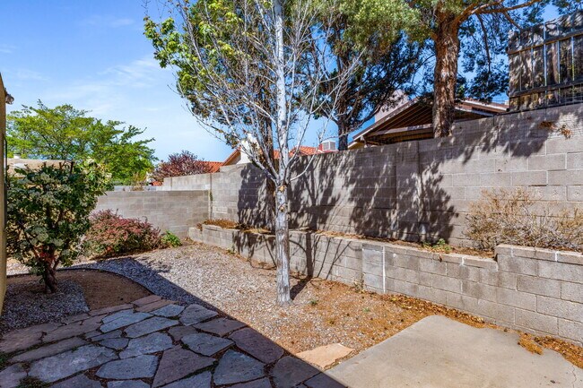 Building Photo - 10333 Camino Del Oso NE