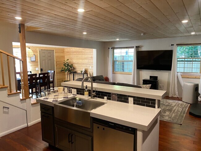Foto del edificio - 593 Leafy Ln
