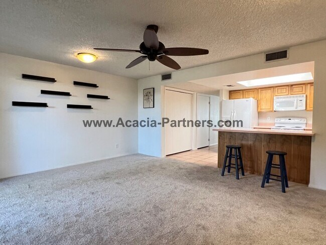 Foto del edificio - Three Bedroom Townhome in Coronado Ridge