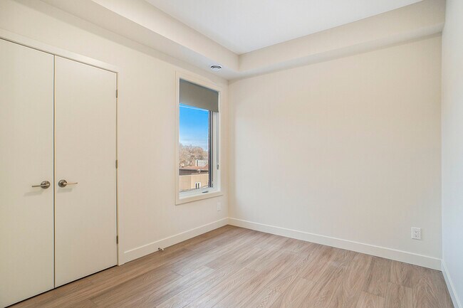 Photo du bâtiment - 1261 Summerville Av