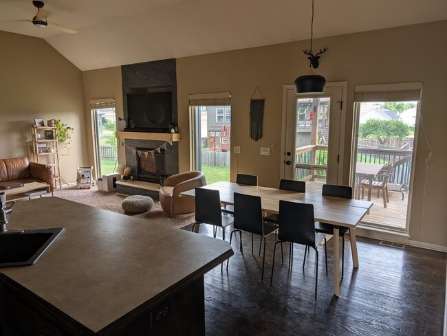 Building Photo - 736 White Tail Ct