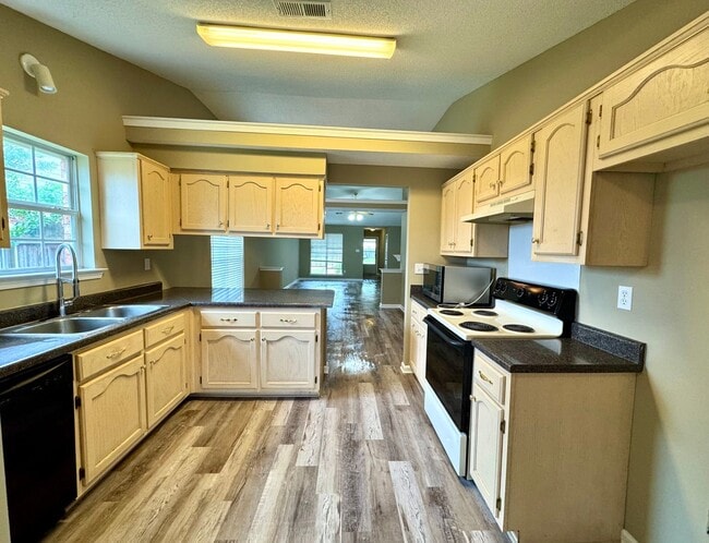Building Photo - 9197 Kaitlyn Dr S