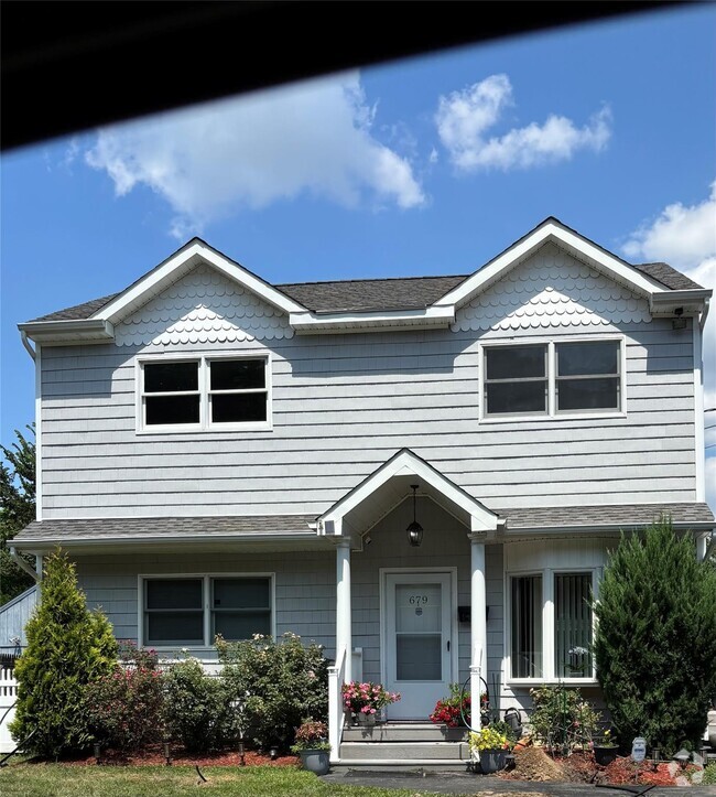 Building Photo - 679 Montauk Hwy