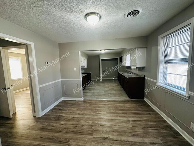 Building Photo - Lovely 4 Bedroom Home!!! Section 8 Friendl...