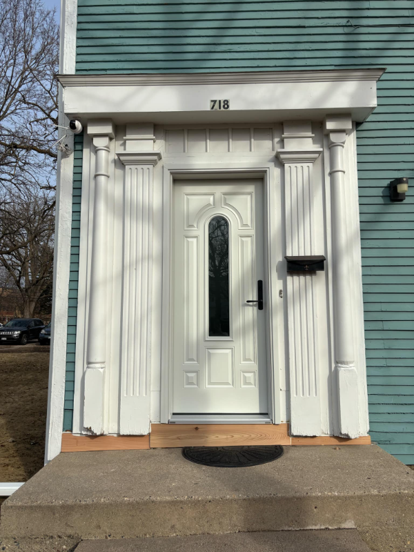Building Photo - 718 6th Ave S