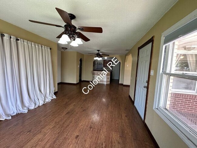 Foto del edificio - Spacious and updated 3 bedroom 2 bathroom ...