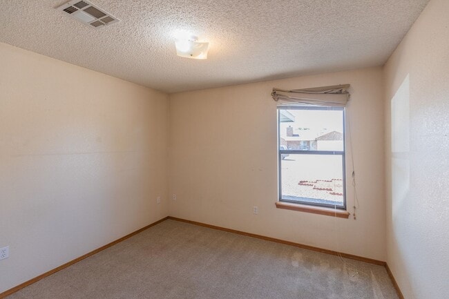 Building Photo - 3 Bedroom 2 Bath Home